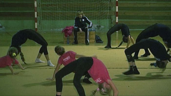 Postihnutá cvičí gymnastiku