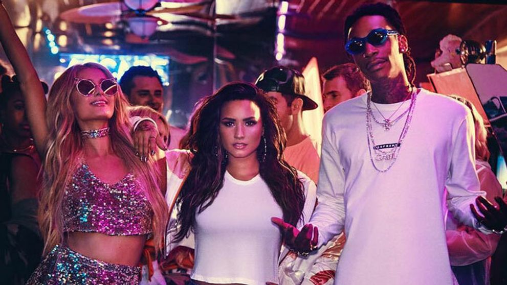 Paris Hilton vo videoklipe Demi Lovato. Ktorá je viac sexy?