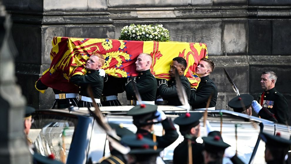 Rakvu kráľovnej Alžbety II. prepravili do sídla parlamentu