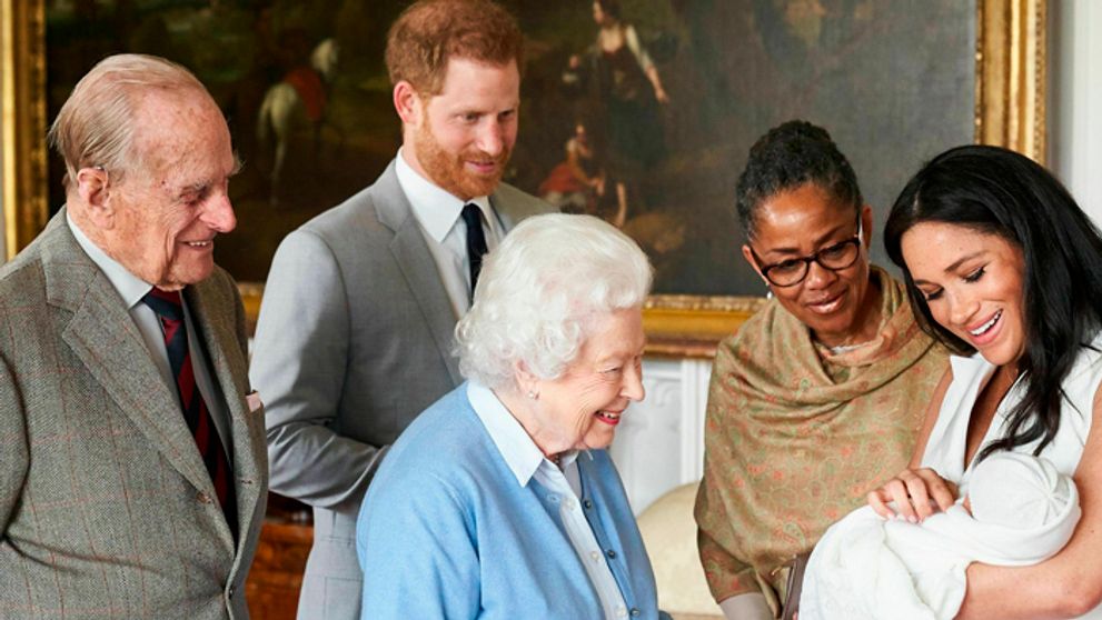 Moderátor BBC prišiel o prácu. Dieťa Meghan a Harryho prirovnal k šimpanzovi