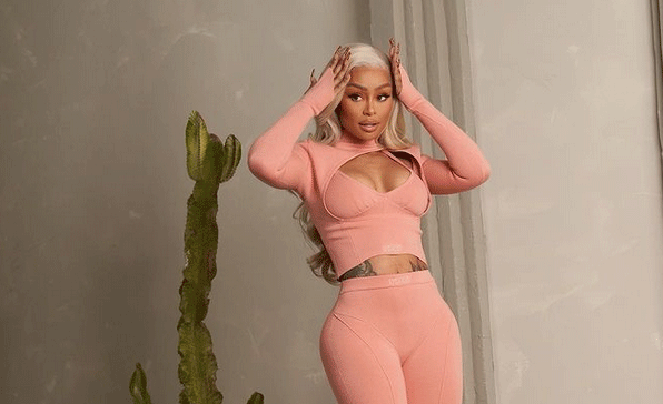 Po plastike pŕs vo veľkých bolestiach: Modelka opísala zdravotné komplikácie