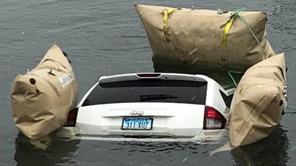 Spoliehali sa na GPS navigáciu, skončili v zamrznutom jazere
