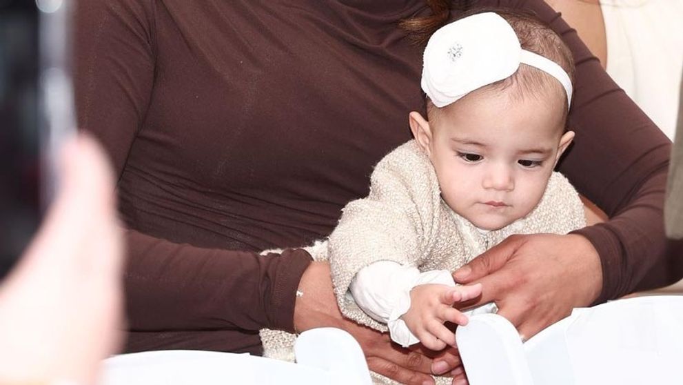 Fanúšikovia jasajú: Obľúbený pár prvýkrát ukázal dcérku