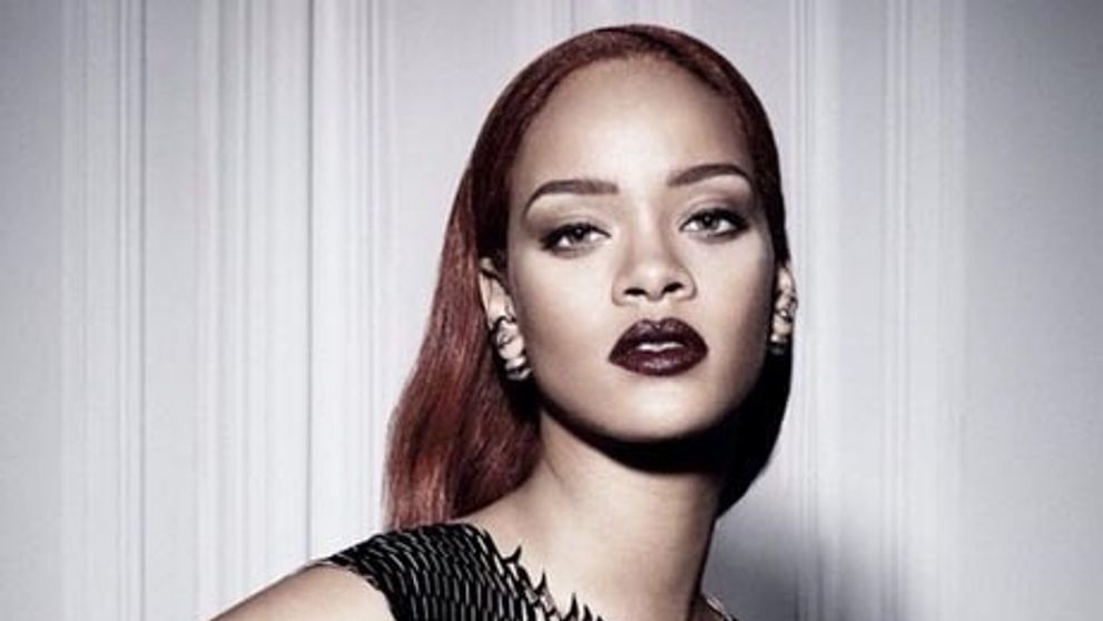 Ide to aj bez nahoty! Rihanna ako krásna elegantná dáma