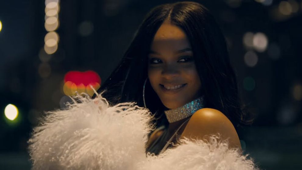 Visiaca Rihanna z mrakodrapu. V novom klipe vyzerá božsky