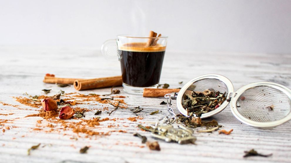 Pijete kávu alebo zelený čaj po prebudení? Robíte chybu