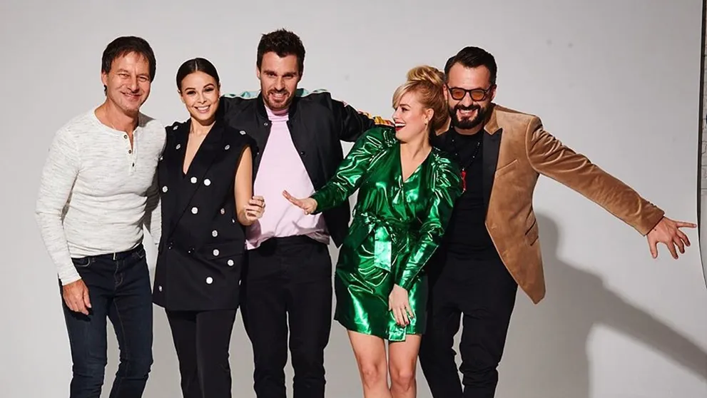 Porotcovia sa nezdajú! Obklopení modelkami a s nahou učiteľkou sexu