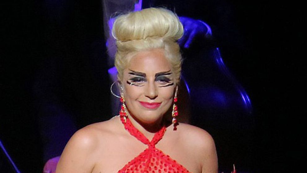Nič horšie na sebe ešte nemala. Lady Gaga zase ukazovala prsia!