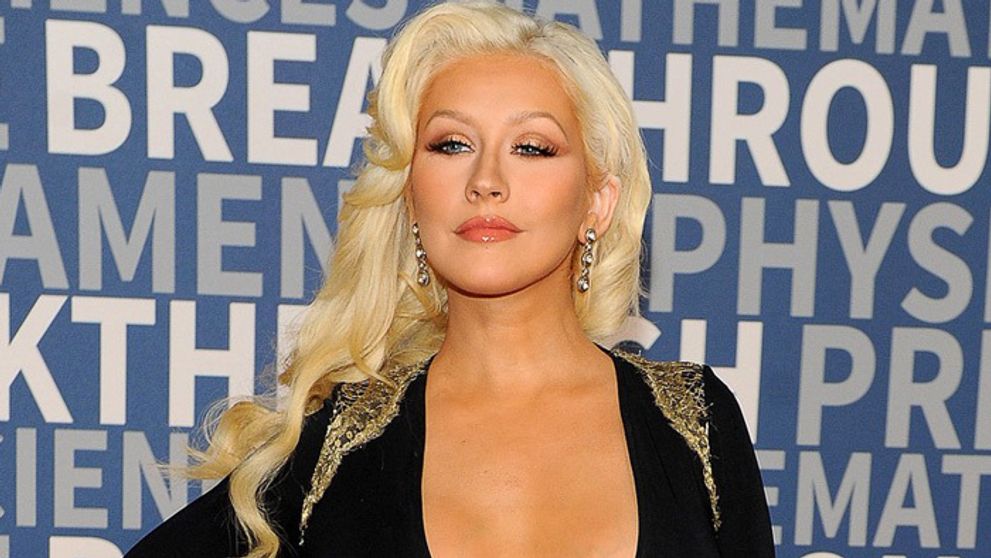 Nádherná Christina Aguilera v sexy šatách. Len prsia sa troška stratili