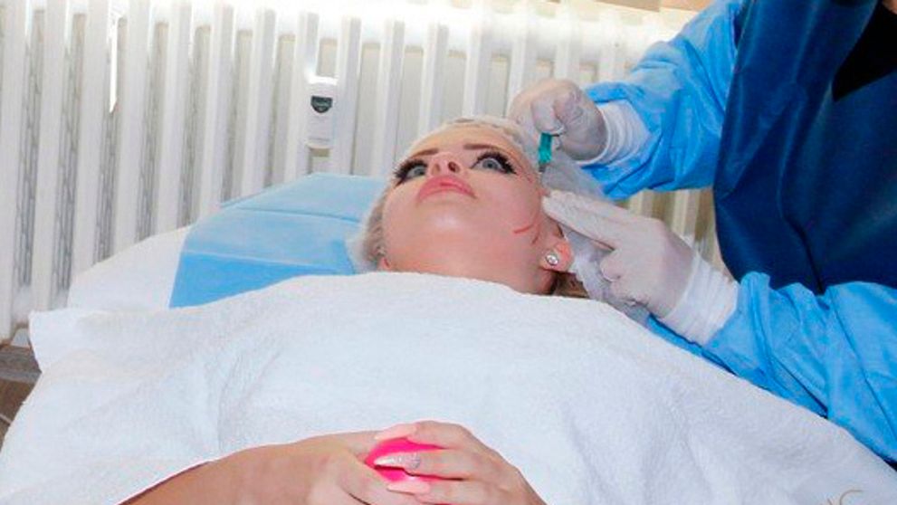 Zábery pre odolných: Česká Barbie podstúpila nepríjemný zákrok