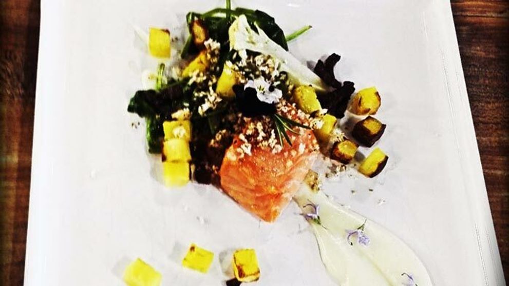 Losos s karfiolom, špenátom, pečenými zemiakmi a slaninovým vinaigrette