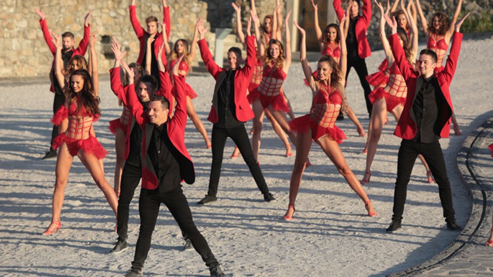 Pozrite si dychvyrážajúce úvodné tanečné číslo Let's Dance ešte raz!