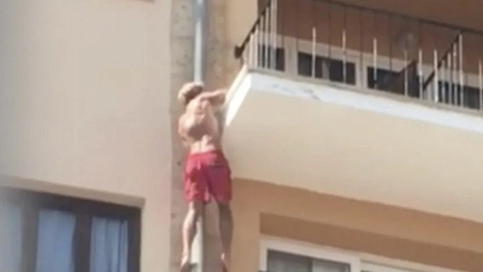 Toto radšej neskúšajte: Turista skákal do hotelového bazéna z balkóna