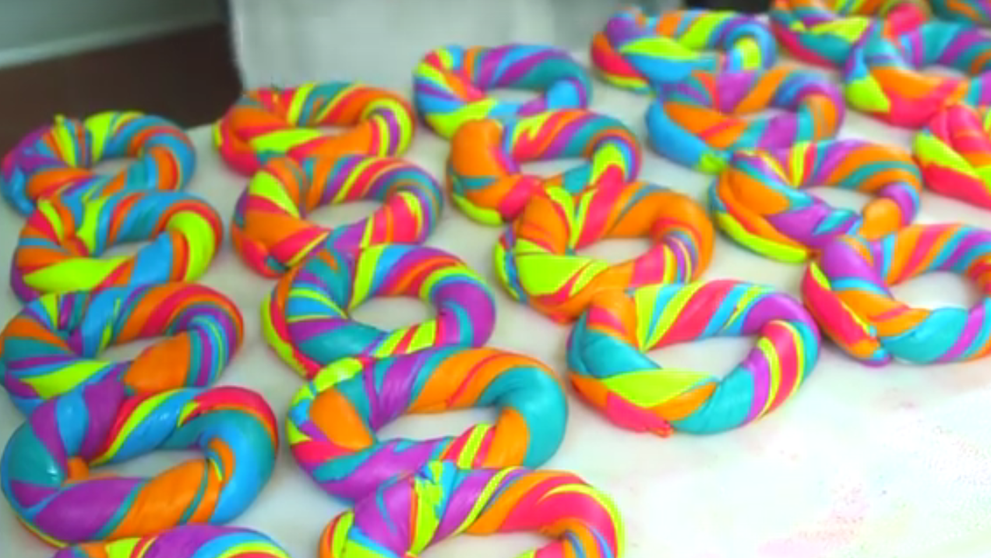 Dvadsať rokov ho vyrába, až teraz sa stalo hitom: Farebné pečivo