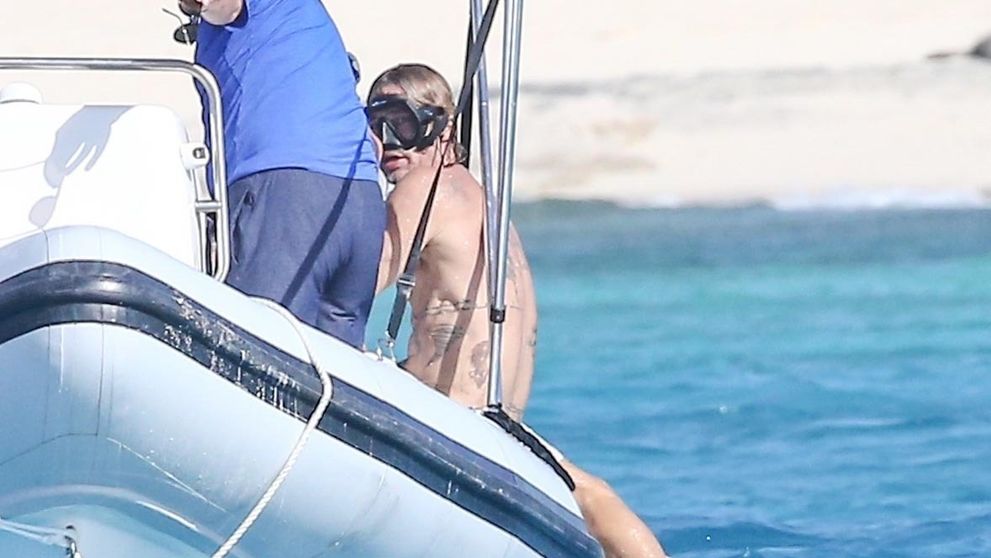 Fotografi vystopovali Brada Pitta na dovolenke: Odhalili jeho spoločnosť