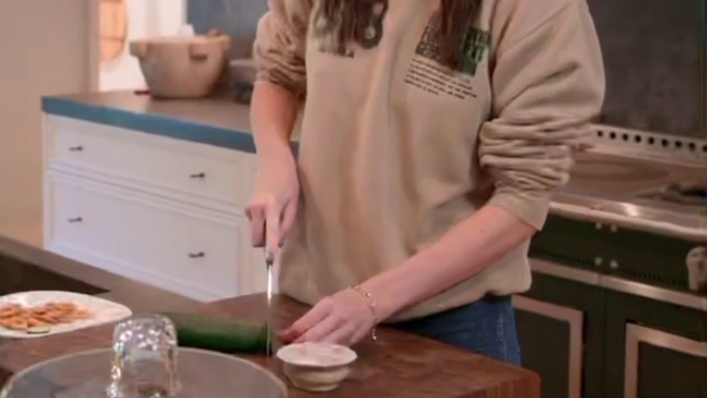 Internet šalie z tohto videa: Kendall Jenner sa snažila nakrájať uhorku