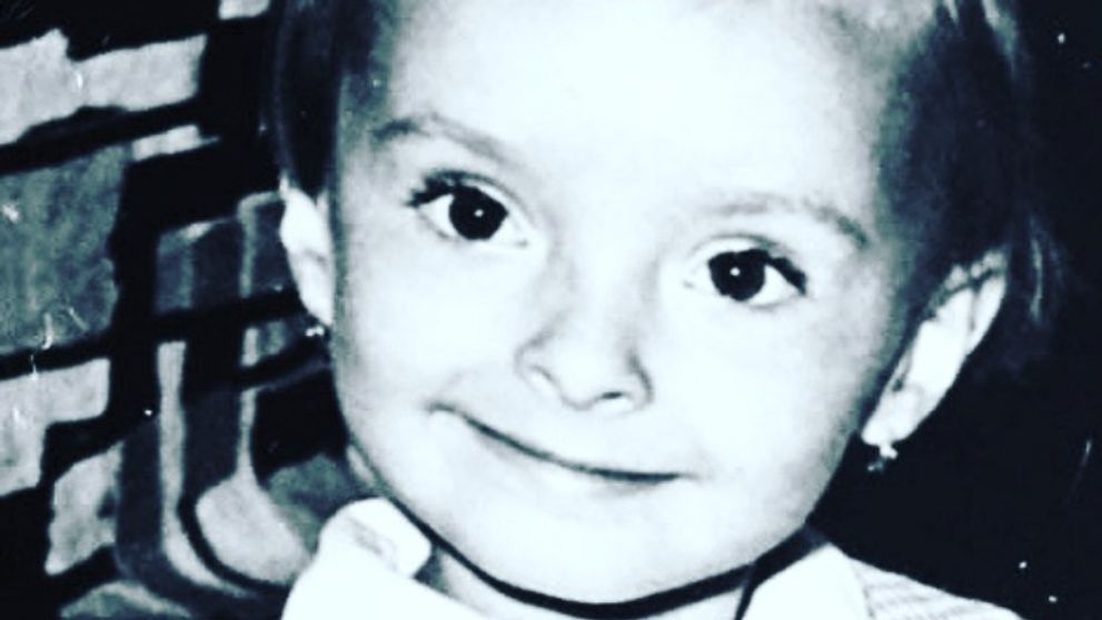 Spoznávate rozkošné dievčatko? Malá pomôcka: Je to hviezda Oteckov