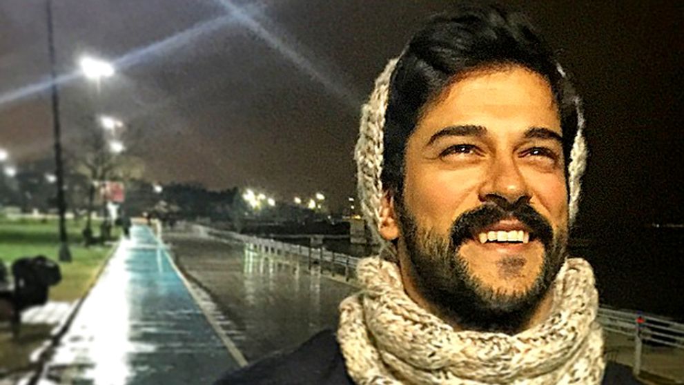 Dosť bolo skrývania, fešák Burak je oficiálne zadaný!