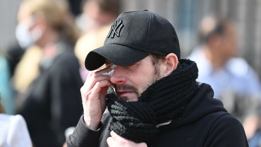 Británia plače za princom Philipom. Pred palácom sa zbierajú davy ľudí