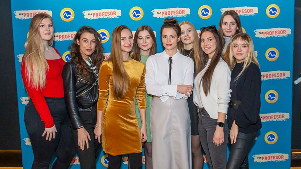 Chvíľka vášne prekazená: Dvojicu vo výťahu prichytil kolega