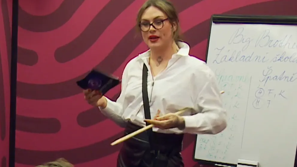Zoe ako sexy učiteľka. Ako jej to pristane v minisukni?