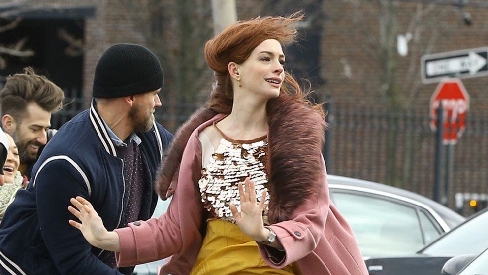 Vietor sa s Anne Hathaway poriadne zahral. Nedobrovoľne ukázala, čo nosí pod sukňou