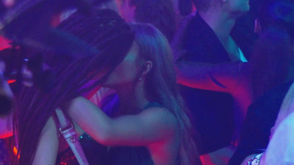 Ráchel oslavovala po svojom. Vášnivé bozky s priateľkou pred fanúšikmi