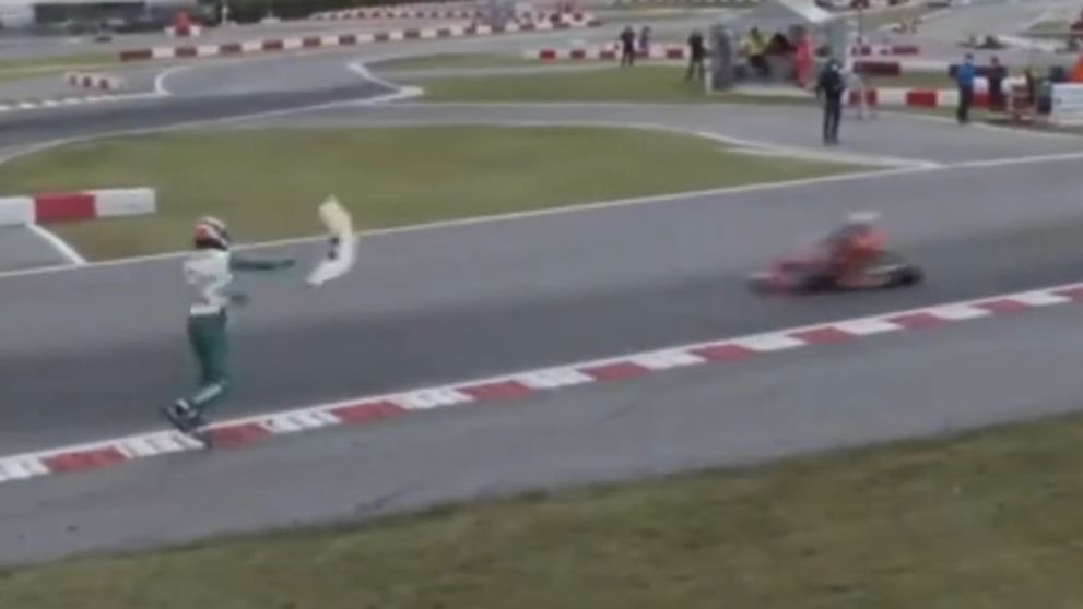 Šokujúci skrat pretekára. Po súperovi hodil nárazník a vyvolal hromadnú bitku