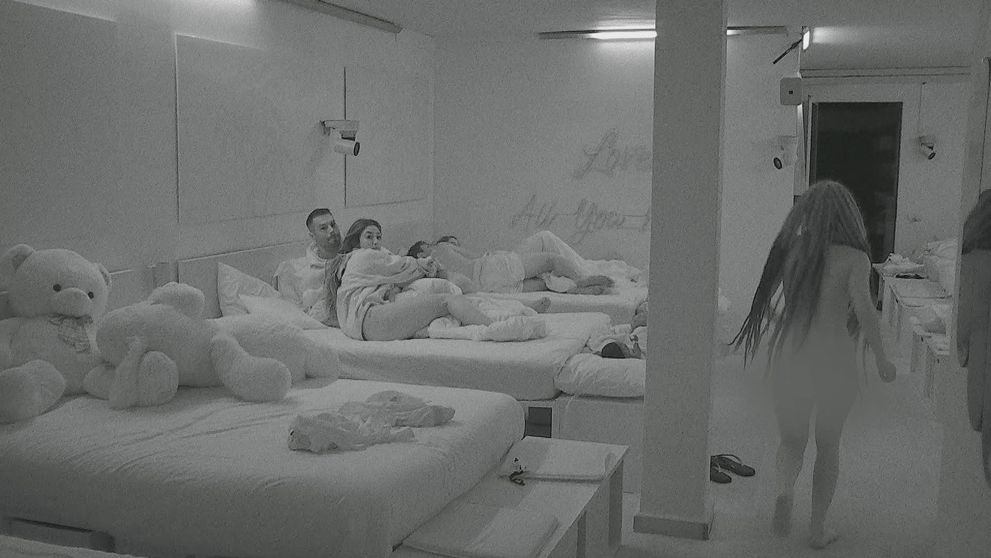 Šialený krik Rachel vydesil ostatných. Nahá behala po vile a prosila o pomoc