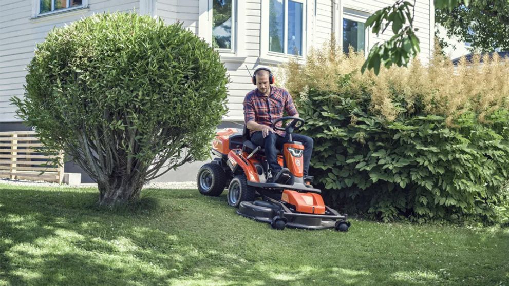 Záhradný traktor vs. rider: Rozhodnutie môžu ovplyvniť tieto faktory