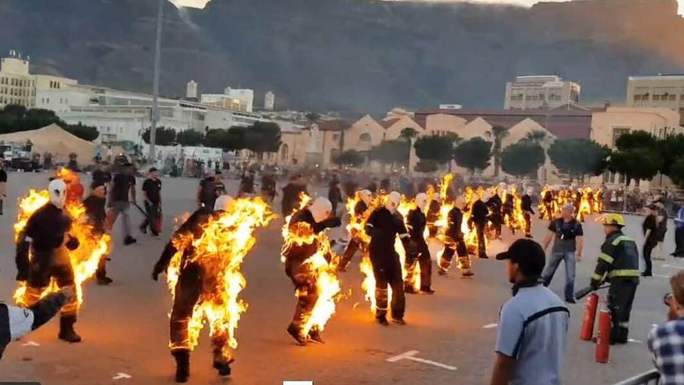 Šialený nový svetový rekord: 32 kaskadérov sa naraz podpálilo