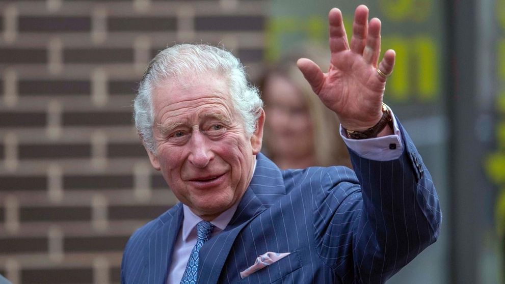 Princ Charles prijal tašky plné hotovosti od šejka. Suma je závratná