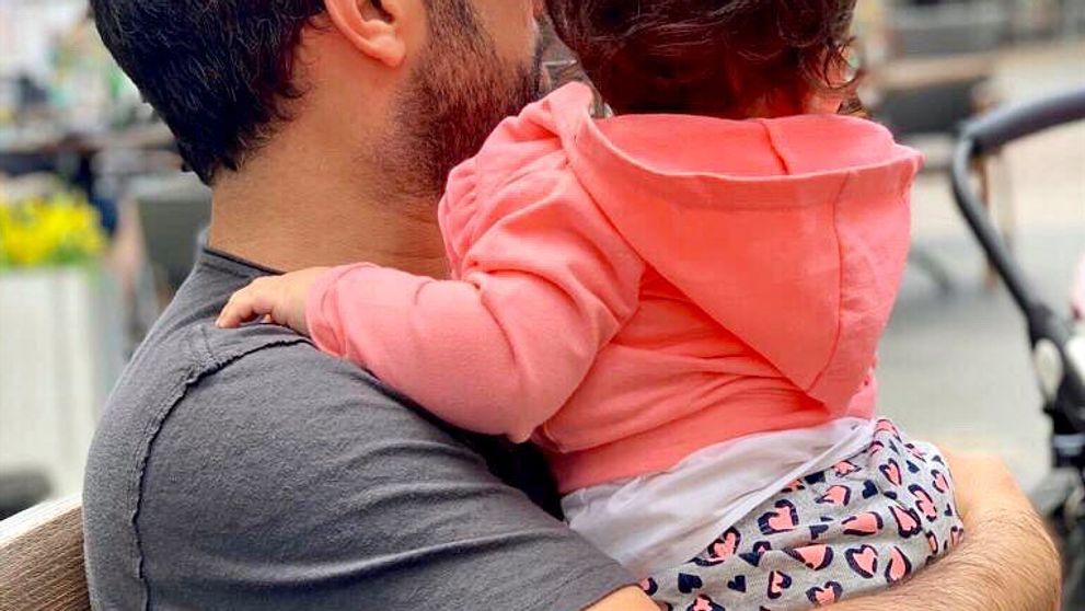 Všetci si mysleli, že je gay. Teraz manželka známeho speváka čaká druhé dieťa