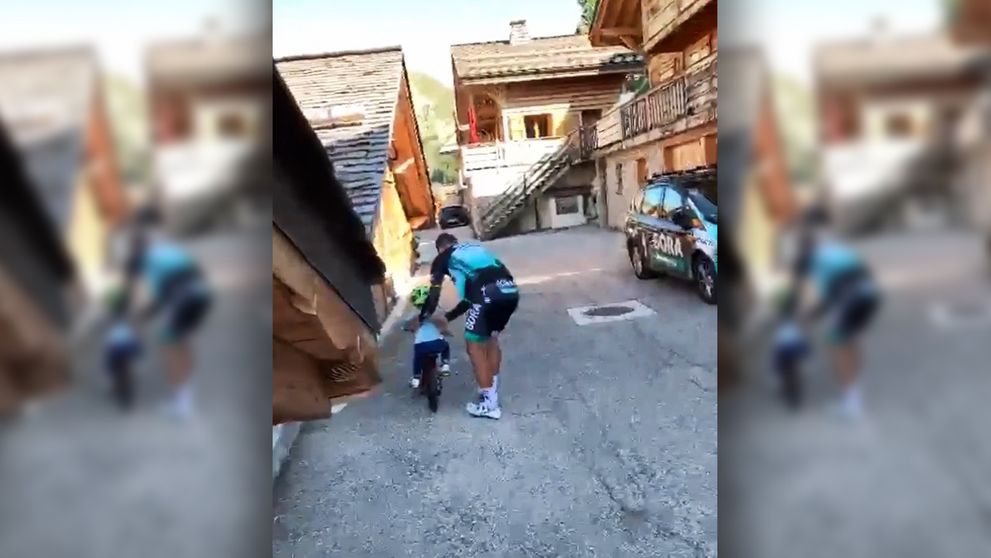 Krátke, ale o to krajšie video: Peter Sagan učí synčeka Marlona bicyklovať