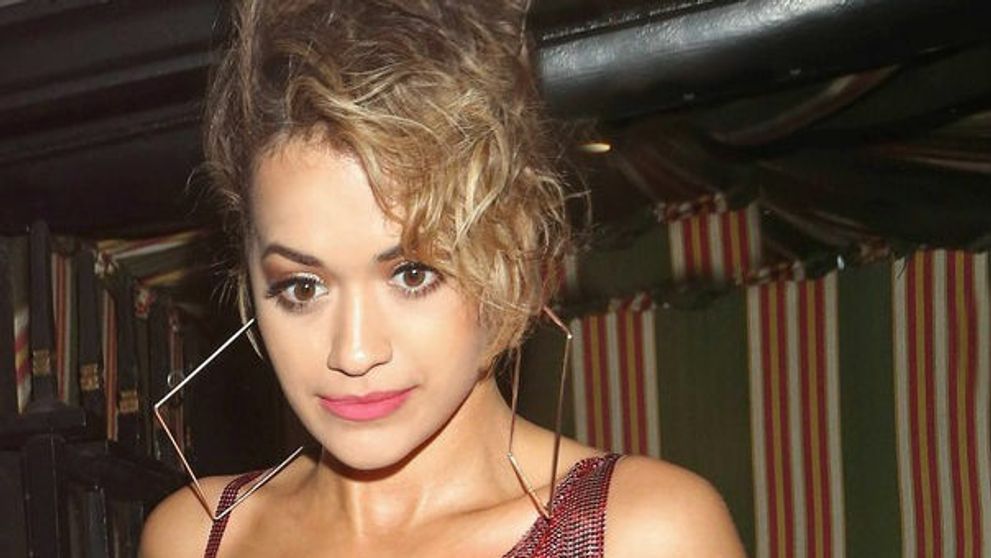 Rita Ora chcela byť sexy a provokovať, namiesto toho sa len strápnila