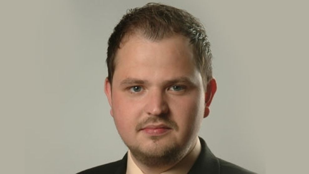 Dobrák od kosti na cestách