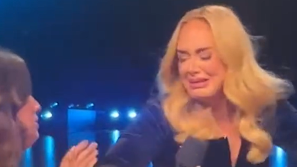 Adele sa rozplakala na pódiu: Bude to chlapec!