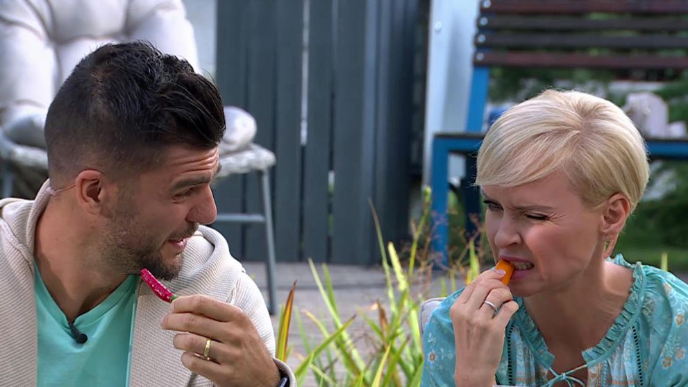 Pohľad na ich tváre stojí za to: Moderátori Telerána ochutnávali čili papričky!