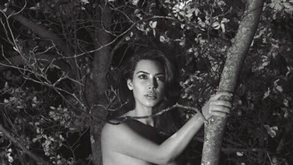 Nahá Kim Kardashian na strome. Bradavky jej zakrývajú iba hviezdičky