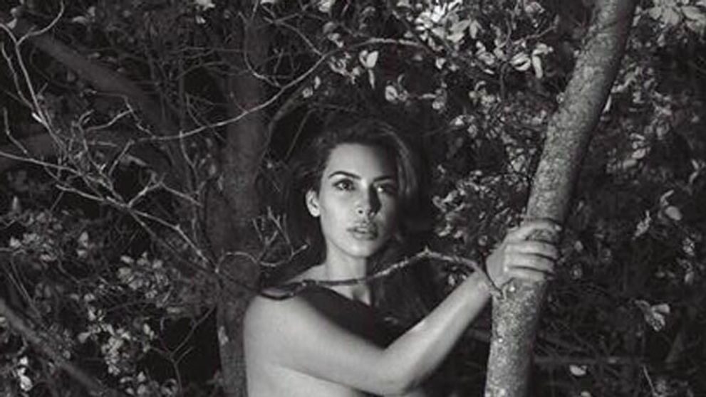 Nahá Kim Kardashian na strome. Bradavky jej zakrývajú iba hviezdičky
