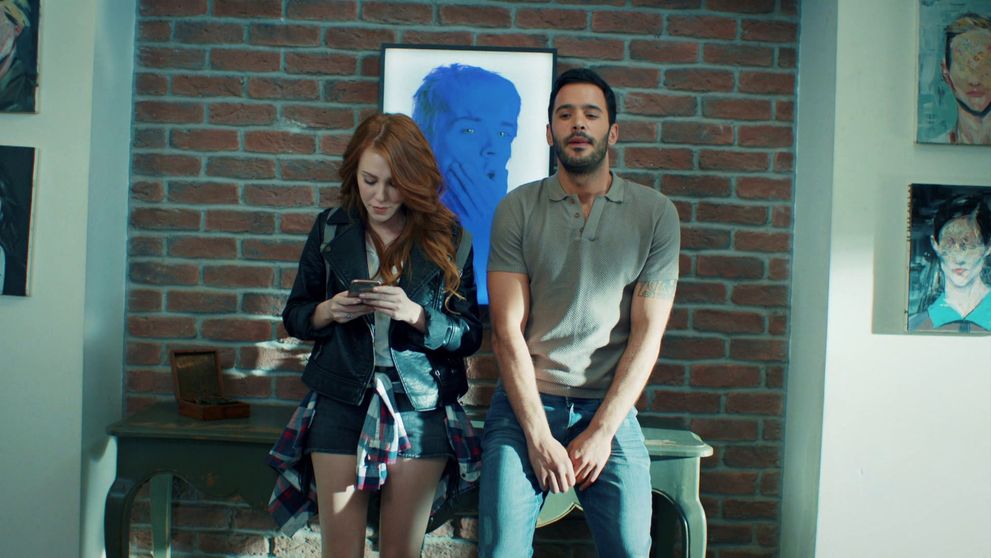 Romantike medzi Defne a Ömerom je raz-dva koniec, stačí jediný telefonát