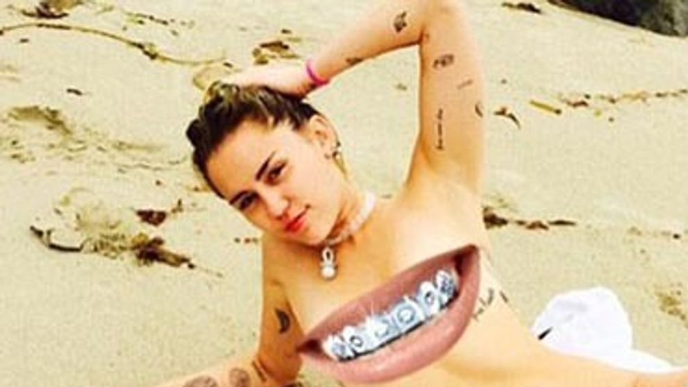 Nahá Miley sa odfotila na pláži. Rozkročená ako u gynekológa