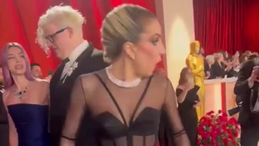 Na Oscaroch bolo rušno: Lady Gaga sa rozbehla pomôcť fotografovi, ktorý zakopol