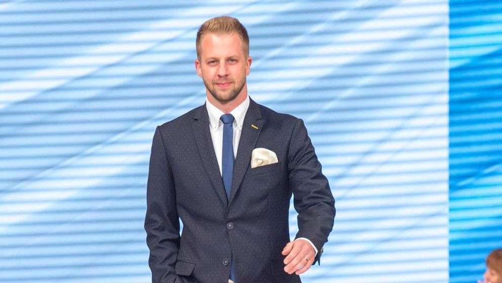 Známy markizák v úlohe modela. Reakcia jeho manželky vás pobaví