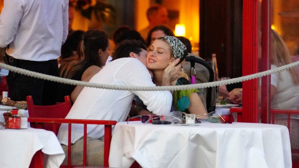 Labužník Brooklyn na dovolenke. Niekto robí celý mesiac, on to minie na fľašu