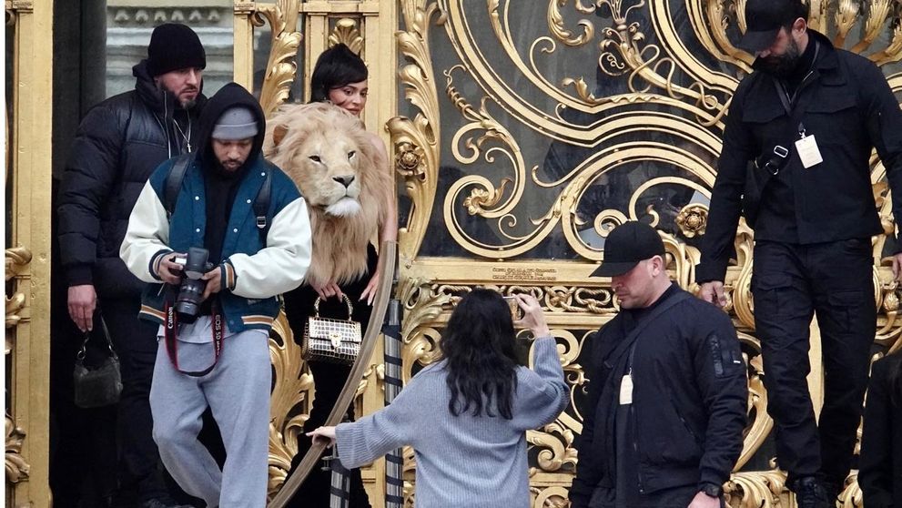 Šok na prehliadke! Reality hviezda mala na šatách pripevnenú hlavu