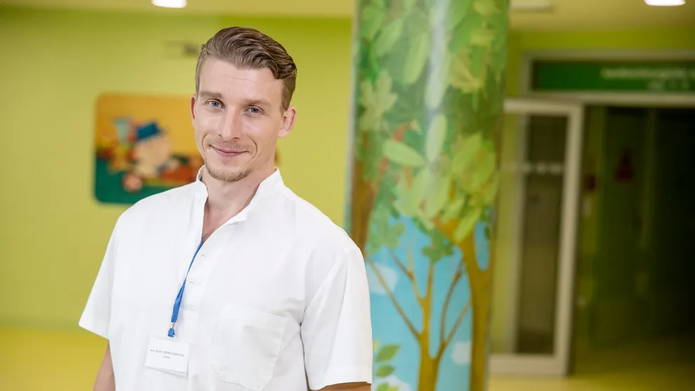 Juraj Bača je späť na obrazovkách: Doktorský plášť si obliekol vďaka seriálu