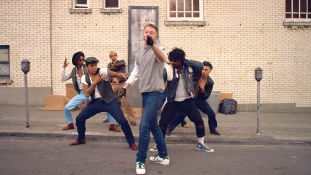 Macklemore vydal silný megahit: Neuveríte, ako dobre vie v ňom tancovať