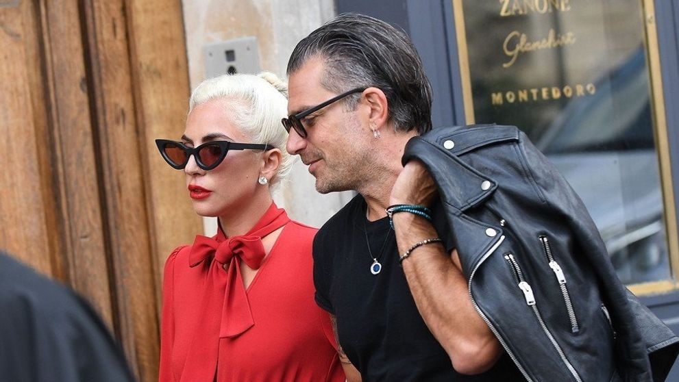 Lady Gaga vyrazila do ulíc Paríža ako dáma. Na podprsenku ale zabudla