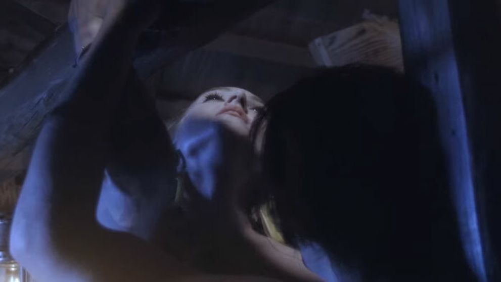 Erotické scény v mlyne: Najsexy slovenský model hviezdi v novom videoklipe